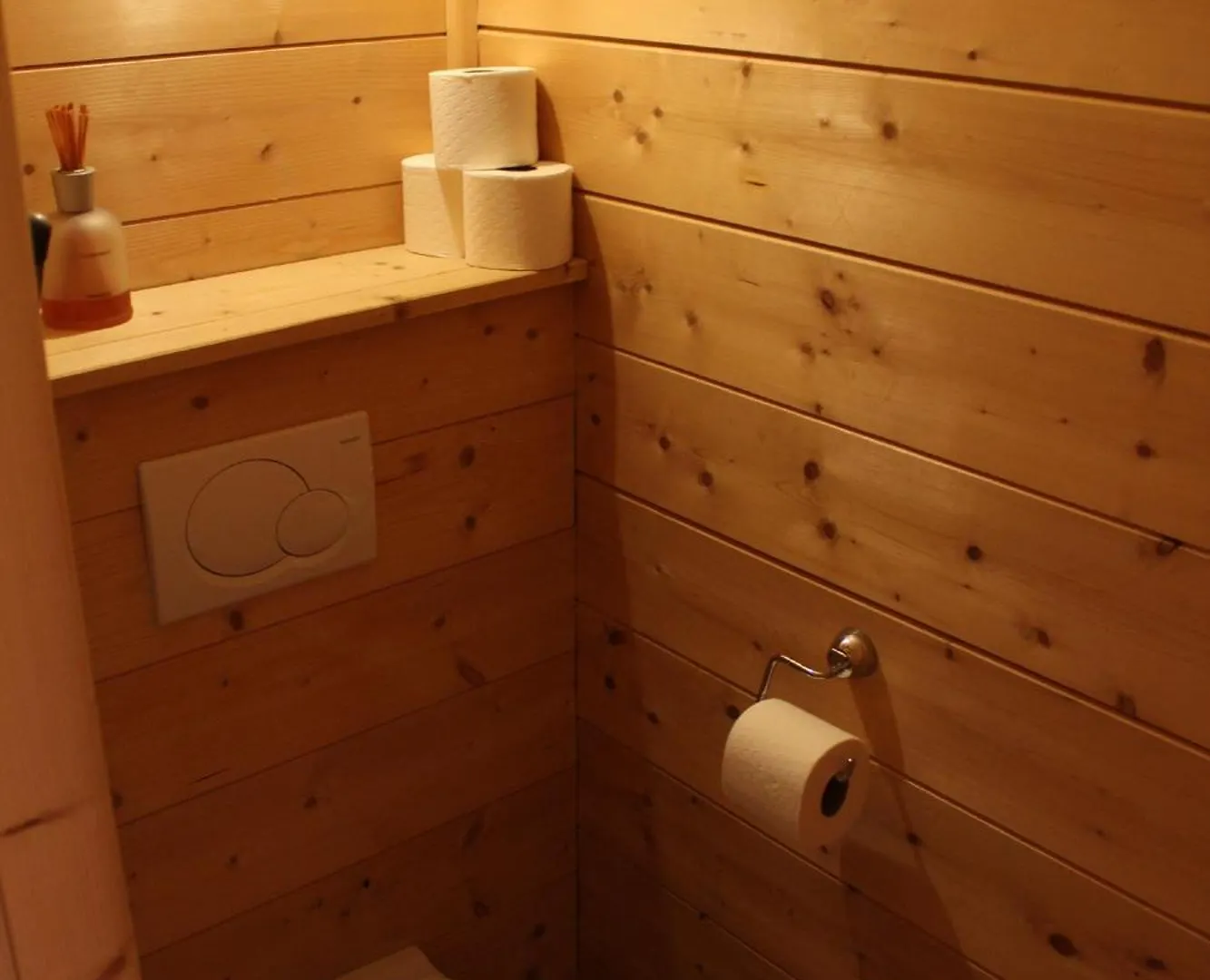 Cosy 4 Bedroom Chalet With Hot Tub Saint-Marcel  Saint-Marcel (Savoie)
