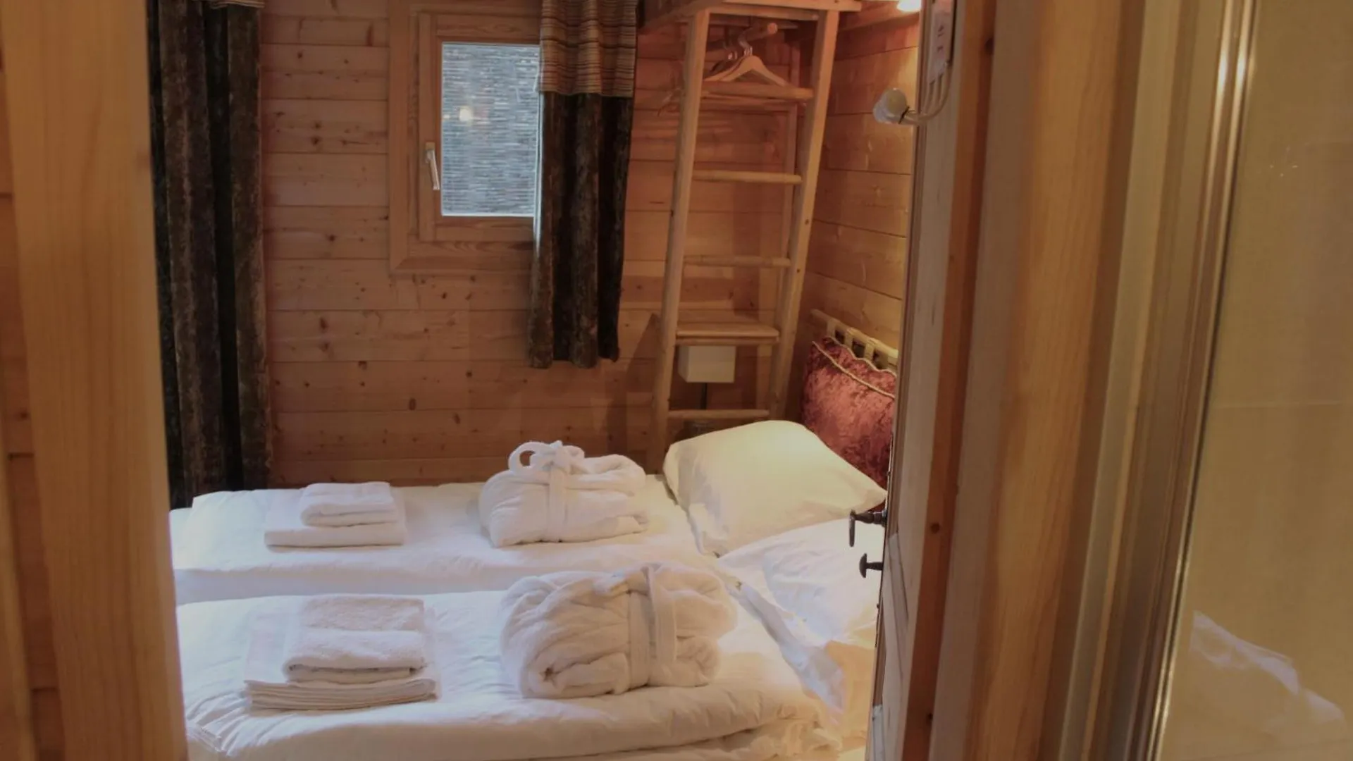 Cosy 4 Bedroom Chalet With Hot Tub Saint-Marcel  France