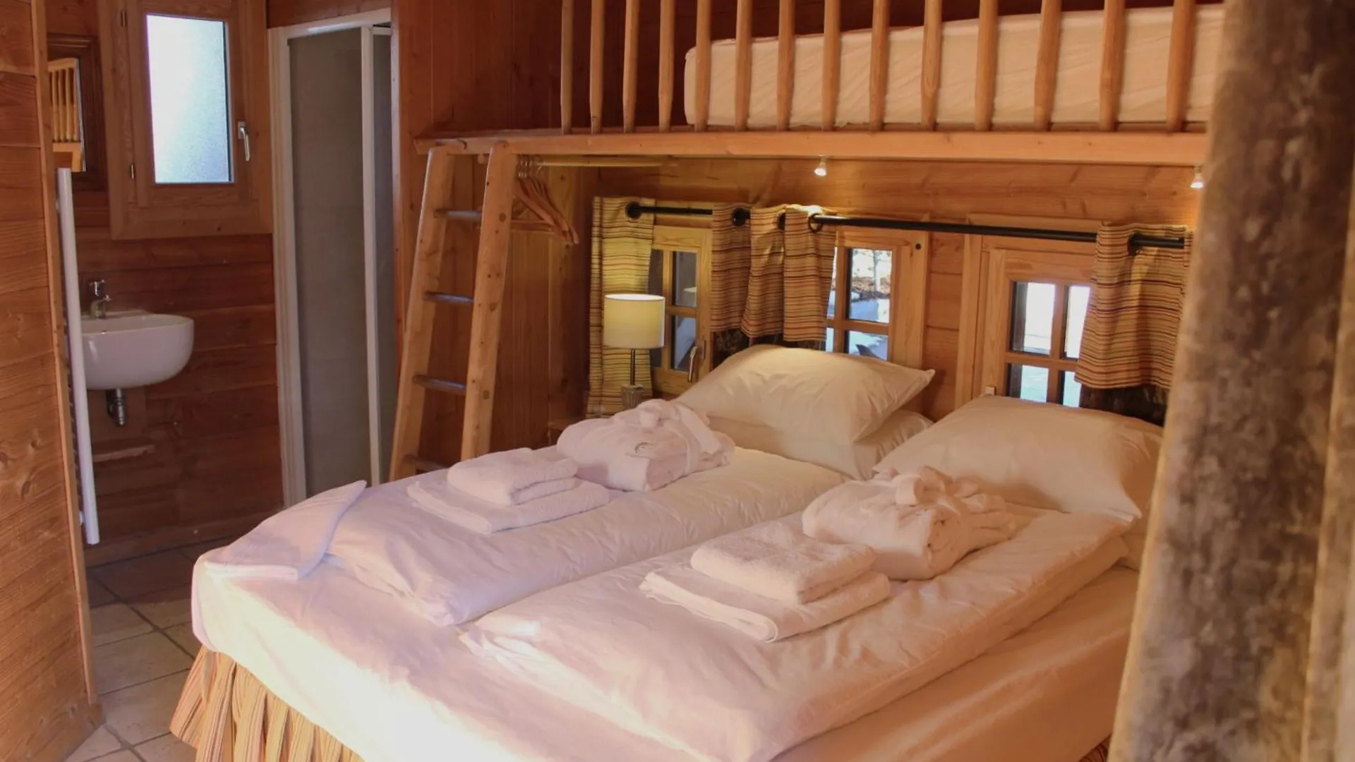 Cosy 4 Bedroom Chalet With Hot Tub Saint-Marcel  0*, Saint-Marcel (Savoie) France