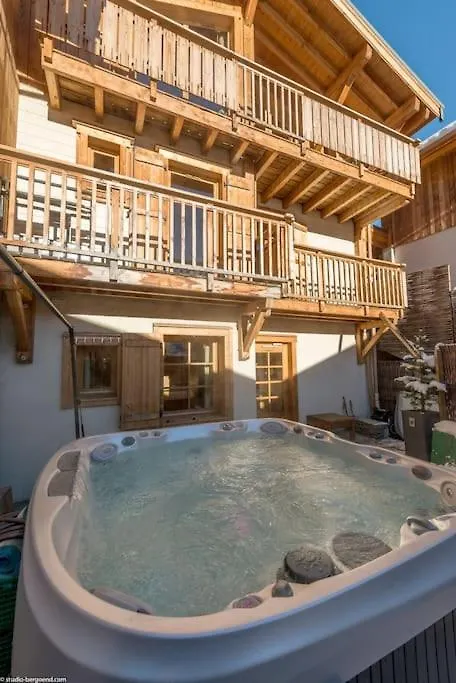 Cosy 4 Bedroom Chalet With Hot Tub contacts